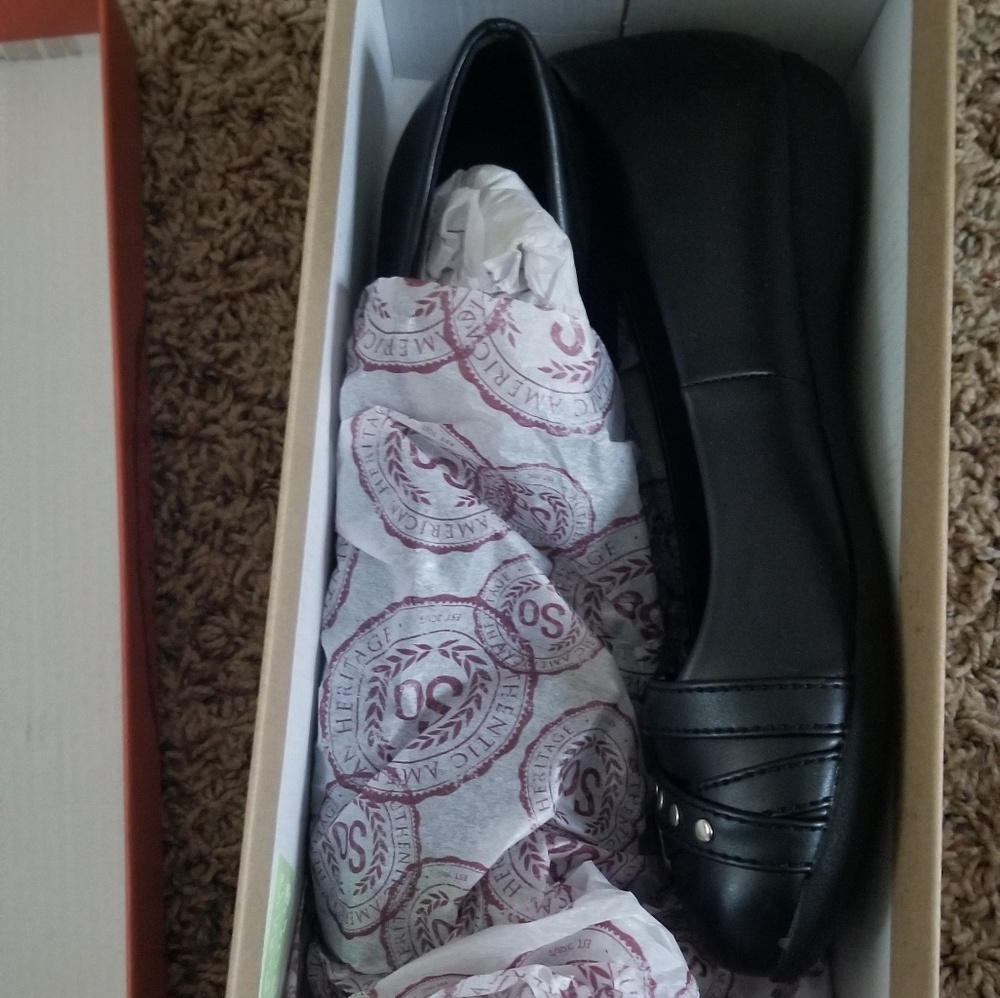 SO black flats